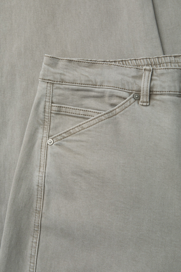 **피그다잉 베럴레그 (Barrel Leg) 밴딩 데님**은 남성 고객을 위해 디자인된 캐주얼 데님 팬츠입니다. 네추럴 컬러의 무지 디자인으로, 일상 및 비즈니스 캐주얼에 모두 활용 가능합니다. 릴랙스 핏의 베럴레그드 실루엣과 밴딩 처리로 편안한 착용감을 선사하며, 허벅지와 엉덩이 부분은 넉넉하게, 무릎 아래로는 좁아지는 디자인이 특징입니다. 피그먼트 염색 기법과 스트레치 원단을 사용하여 부드러운 촉감과 형태 안정성을 높였으며, 기장은 108cm입니다. 미니멀하고 클래식한 스타일을 추구하는 고객에게 비즈니스 캐주얼룩과 출근룩으로 추천합니다.
