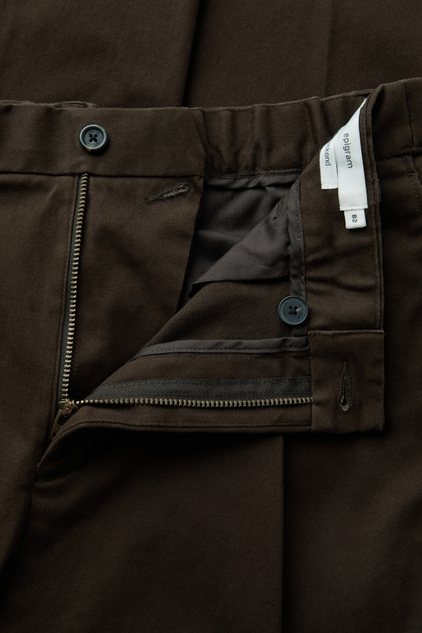 **위켄드 밴딩 치노 팬츠**는 부드러운 고밀도 코튼 소재로 제작되어 편안한 착용감을 선사합니다. 허리와 힙, 허벅지 부분에 여유를 주어 활동성을 높였으며, 밴딩 처리로 편안함을 더했습니다. 가을, 초겨울에 어울리는 베이직 스타일의 브라운 컬러 무지 치노 팬츠로, 원턱 디테일과 테이퍼드 핏이 특징입니다.  출근룩, 비즈니스 캐주얼, 가을 나들이룩 등 다양한 TPO에 활용 가능하며, 클래식, 미니멀, 캐주얼 스타일을 모두 소화합니다. 형태 안정성이 뛰어나 관리가 용이하며, 신축성 있는 소재로 편안하게 착용할 수 있습니다.
