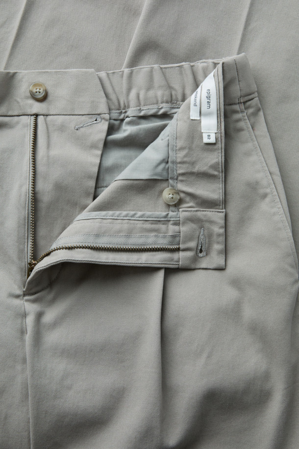 주말과 일상 모두를 아우르는 위켄드 밴딩 치노 팬츠입니다. 고밀도 코튼 소재로 제작되어 탄탄한 촉감과 형태 안정성을 자랑하며, 가을, 초겨울에 적합합니다. 베이직한 스타일의 무지 디자인에 힙과 허벅지 부분에 여유를 주어 편안한 착용감을 선사합니다. 허리 밴딩으로 활동성을 높였으며, 테이퍼드 핏으로 세련된 실루엣을 연출합니다. 비즈니스 캐주얼부터 가을 나들이룩까지, 클래식, 미니멀, 캐주얼 등 다양한 스타일을 소화해 보세요.
