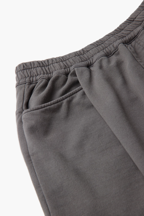 천연 다잉 스웻 반바지 (set-up)는 편안한 일상복을 위한 여름철 필수 아이템입니다. 석류와 오배자 천연 염색으로 은은하고 자연스러운 컬러감을 선사하며, 바이오 워싱 가공을 통해 부드러운 촉감을 자랑합니다. 루즈핏으로 제작되어 활동성이 뛰어나며, 턱 디테일과 스트링으로 개성 있는 연출이 가능합니다. 셋업으로 착용하여 미니멀하고 세련된 스타일을 완성할 수 있으며, 동네 마실룩, 휴가룩, 여행룩 등 다양한 TPO에 활용하기 좋습니다. 면 소재로 제작되어 편안함은 물론, 유행을 타지 않는 클래식한 매력을 더했습니다.
