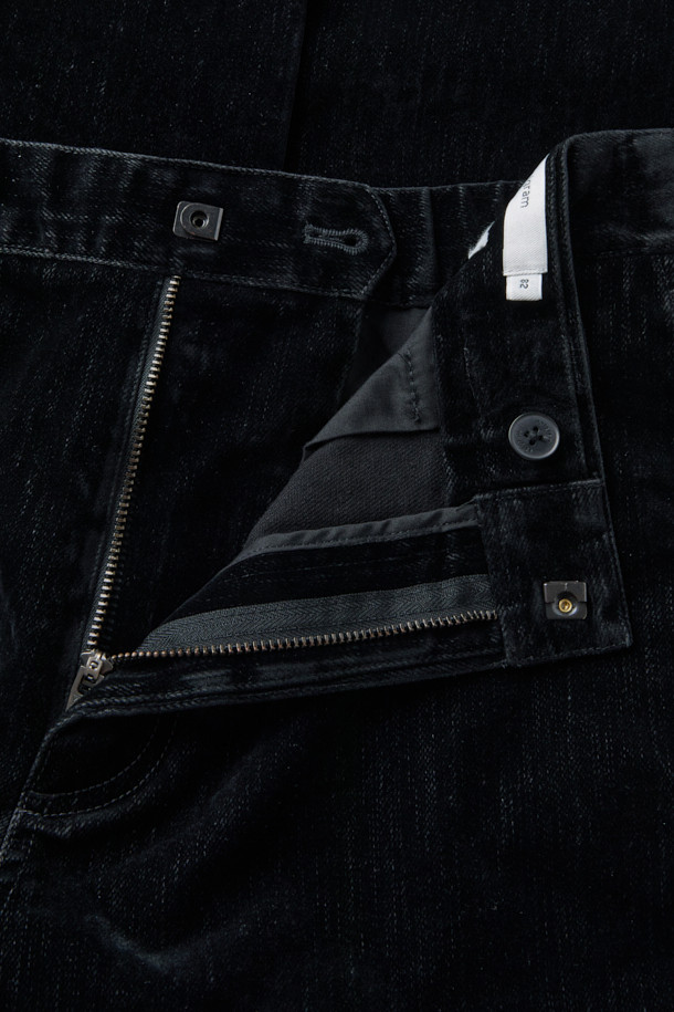 벨벳 데님 컴포트 팬츠(set-up)는 부드러운 촉감의 벨벳 광택이 돋보이는 데님 팬츠입니다. 플로킹 공정으로 제작되어 고급스러운 느낌을 더하며, 바이오 워싱 가공으로 은은한 빈티지함을 살렸습니다. 신축성 있는 스트레치 원단을 사용하여 편안한 착용감을 제공하며, 일자핏과 컴포트핏으로 어떤 스타일에도 잘 어울립니다. 뒷면 밴딩 처리로 활동성을 높였으며, 셋업으로도 활용 가능하여 겨울 데일리룩, 클래식, 미니멀, 캐주얼 스타일을 연출하기 좋습니다. 블랙 색상으로 어떤 상의와 쉽게 매치할 수 있습니다.
