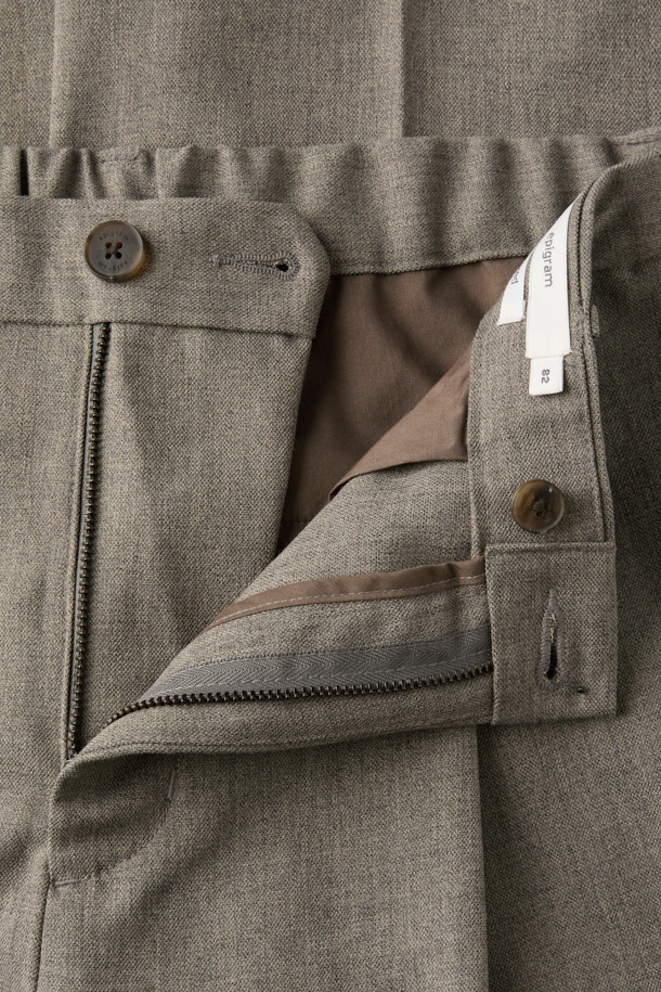 투톤 릴렉스 팬츠 (set-up)는 브라운과 베이지의 투톤 멜란지 컬러가 돋보이는 슬랙스입니다. 가을, 겨울 시즌에 적합하며, 릴랙스핏과 와이드 핏으로 편안한 착용감을 선사합니다. 뒷밴딩 처리와 원턱 디테일로 활동성을 높였으며, 포멀 캐주얼, 클래식, 미니멀 스타일을 즐기는 분들께 추천합니다. 출근룩, 비즈니스 캐주얼, 겨울 데일리룩 등 다양한 TPO에 활용 가능하며, 셋업으로도 연출할 수 있습니다. 스트레치 소재로 제작되어 편안함을 더했습니다.
