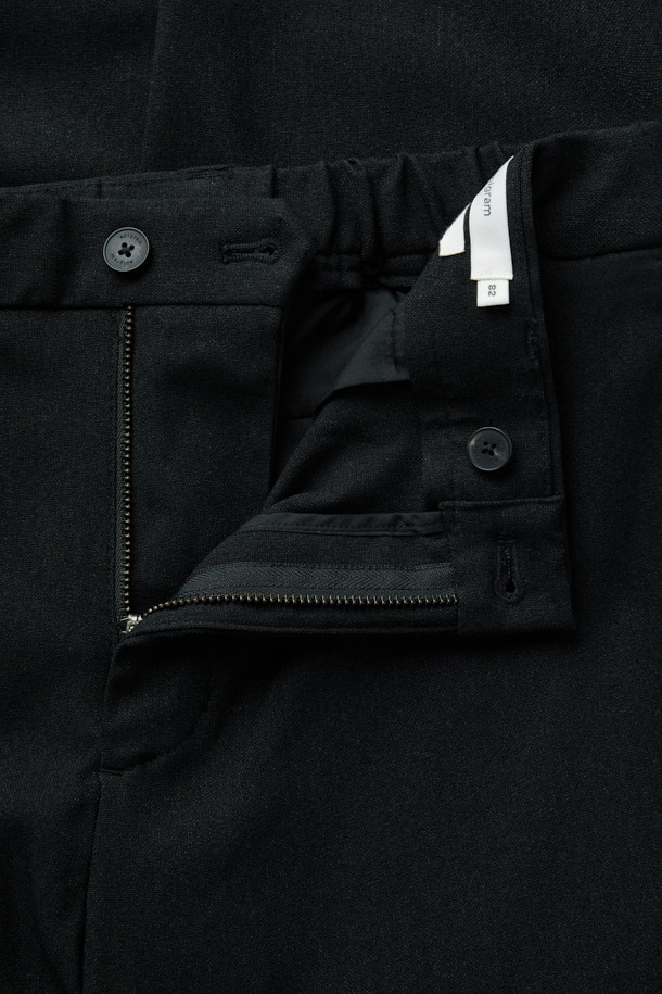 TRABEST(트라베스트) 데일리 팬츠 (set-up)는 베이직한 스타일의 간절기용 슬랙스입니다. 힙과 허벅지에 여유가 있어 편안하며, 밑단으로 갈수록 좁아지는 스트레이트 핏으로 제작되었습니다. 뒷면 허리 밴딩 처리로 활동성을 높였으며, 차콜 컬러의 무지 디자인으로 어떤 상의에도 잘 어울립니다. 출근룩, 오피스룩, 비즈니스 캐주얼 등 다양한 TPO에 활용 가능하며, 블레이저와 함께 셋업 스타일링도 연출할 수 있습니다. 클래식, 미니멀, 캐주얼 스타일을 선호하는 분들께 추천드립니다.
