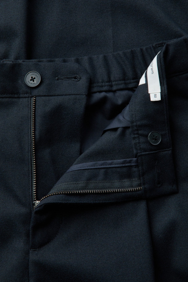 **울 블렌디드 릴렉스 팬츠 (set-up)**는 울과 스판 소재 혼방으로 제작되어 부드러운 촉감과 편안한 착용감을 선사합니다. 릴렉스핏 와이드 슬랙스로, 포멀과 캐주얼 스타일 모두 소화 가능하며, 데일리룩과 비즈니스 캐주얼 룩에 적합합니다. 초겨울 시즌에 어울리는 울 소재에 무지 패턴과 원턱 디테일을 더해 클래식하면서도 미니멀한 매력을 줍니다. 셋업으로 착용하여 더욱 완성도 높은 스타일을 연출할 수 있습니다.
