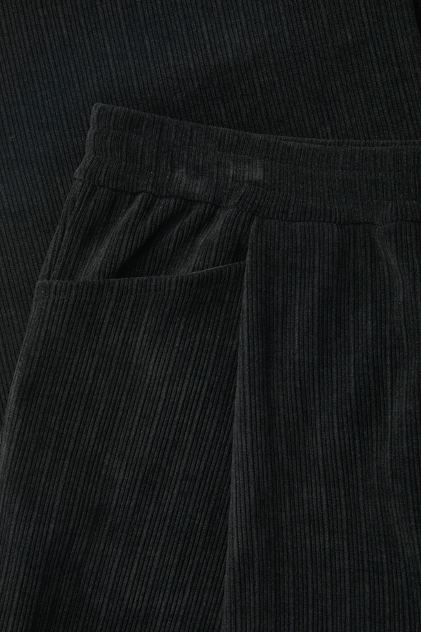 코듀로이 저지 와이드 팬츠 (set-up)는 부드러운 촉감의 코듀로이와 폴리에스테르 혼방 소재로 제작되어 가을과 겨울에 따뜻하게 입을 수 있습니다. 밴딩 허리와 스트링으로 사이즈 조절이 용이하며, 앞판 턱 디테일이 특징입니다. 와이드 핏으로 편안한 착용감을 선사하며, 셋업으로 스타일리시한 연출이 가능합니다. 일상, 동네 마실, 여행 등 다양한 TPO에 활용할 수 있는 캐주얼, 미니멀, 클래식 스타일의 팬츠입니다. 블랙 컬러의 무지 디자인으로 어떤 상의와도 쉽게 매치할 수 있습니다.
