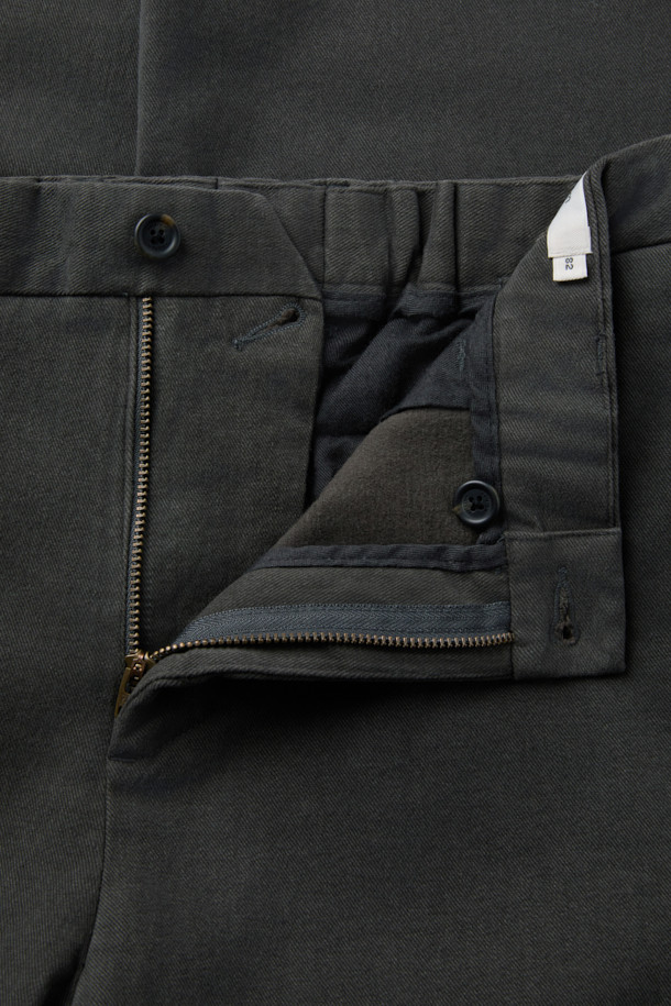 부드러운 촉감과 따뜻함을 선사하는 브러시드 데일리 치노 팬츠입니다. 겨울철 데일리룩에 적합하며, 베이직하고 캐주얼한 스타일을 연출합니다. 톤 다운된 다크 그레이와 아이보리 두 가지 컬러로 출시되어 다양한 상의와 매치하기 용이합니다. 면과 스트레치 소재 혼방으로 제작되어 활동성이 좋고, 편안한 착용감을 제공하며, 허벅지 부분에 여유를 주어 활동성을 높였습니다. 슬림핏 디자인에 기모 안감, 뒷면 밴딩 디테일로 편안함까지 더했습니다.
