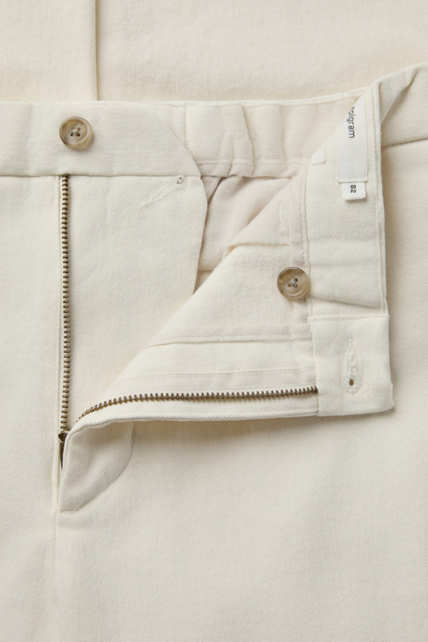 부드러운 브러시드 면 기모 소재로 제작되어 따뜻하고 편안한 착용감을 선사하는 브러시드 데일리 치노 팬츠입니다. 다크그레이와 아이보리 두 가지 색상으로 출시되어, 겨울철 어떤 스타일에도 잘 어울리는 활용도를 자랑합니다. 슬림핏 디자인에 뒷밴딩 처리로 편안함을 더했으며, 피치 가공과 코튼 스트레치 원단으로 활동성을 높였습니다. 미니멀하고 베이직한 디자인으로 겨울 데일리룩, 출근룩, 모임룩 등 다양한 TPO에 매치하기 좋습니다.
