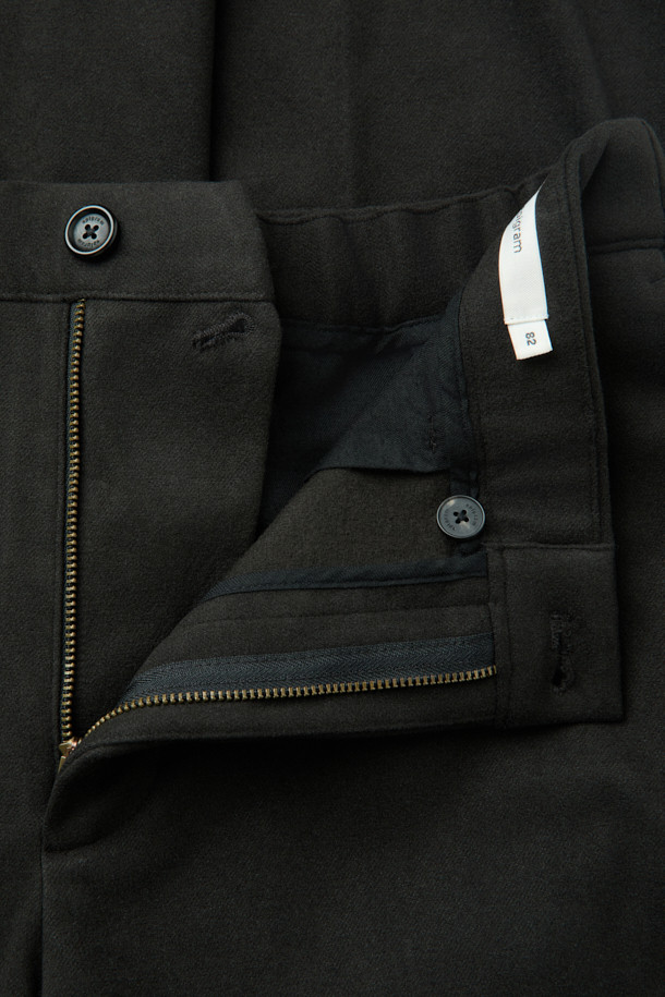 **울블렌디드 스트레이트 팬츠**는 겨울철 포멀하고 시크한 스타일을 완성하는 슬랙스입니다. 부드럽고 포근한 울 소재에 피치 가공을 더해 고급스러운 촉감을 선사하며, 블랙과 카키 두 가지 색상으로 출시되었습니다. 컴포트핏 스트레이트 실루엣과 뒷밴딩, 신축성 있는 소재로 편안한 착용감을 제공합니다. 지퍼 플라이와 버튼 클로저 디테일이 있으며, 데일리룩, 출근룩, 비즈니스 캐주얼, 모임룩 등 다양한 TPO에 활용 가능합니다. 클래식, 미니멀 스타일을 즐기는 분들께 추천합니다.
