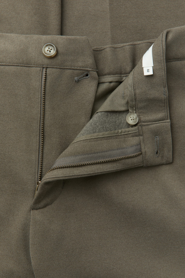 부드럽고 포근한 울 소재의 울블렌디드 스트레이트 팬츠입니다. 블랙과 카키 두 가지 색상으로 출시되어 다양한 상의와 손쉽게 매치할 수 있습니다. 쌀쌀한 겨울 날씨에도 따뜻하게 착용할 수 있도록 두꺼운 두께감으로 제작되었으며, 피치 가공을 통해 한층 더 부드러운 촉감을 선사합니다. 뒷밴딩 처리와 신축성 있는 소재로 편안한 착용감을 제공하며, 데일리룩부터 출근룩, 비즈니스 캐주얼까지 폭넓게 활용 가능합니다. 클래식하고 미니멀한 디자인으로 유행을 타지 않고 오랫동안 즐겨 입을 수 있는 아이템입니다.
