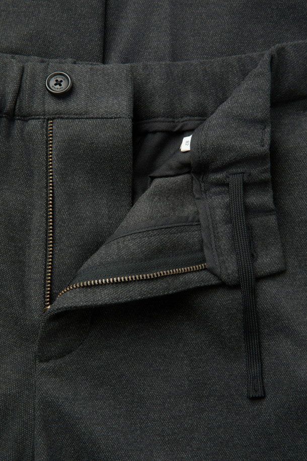 부드러운 울 소재로 제작되어 포근한 착용감을 선사하는 울블렌디드 와이드 팬츠입니다. 다크 그레이 컬러의 무지 디자인으로 미니멀하고 클래식한 분위기를 연출하며, 겨울철 일상룩에 적합합니다. 릴랙스 핏에 전체 밴딩으로 편안함을 더했으며, 스트링 디테일과 지퍼 플라이, 버튼 클로저로 깔끔한 마무리를 보여줍니다. 두꺼운 두께감과 보온성으로 한겨울에도 따뜻하게 착용 가능하며, 뛰어난 신축성으로 활동성을 보장합니다. 출근룩, 비즈니스 캐주얼, 모임룩 등 다양한 TPO에 활용하여 시크하고 세련된 스타일을 완성해 보세요.
