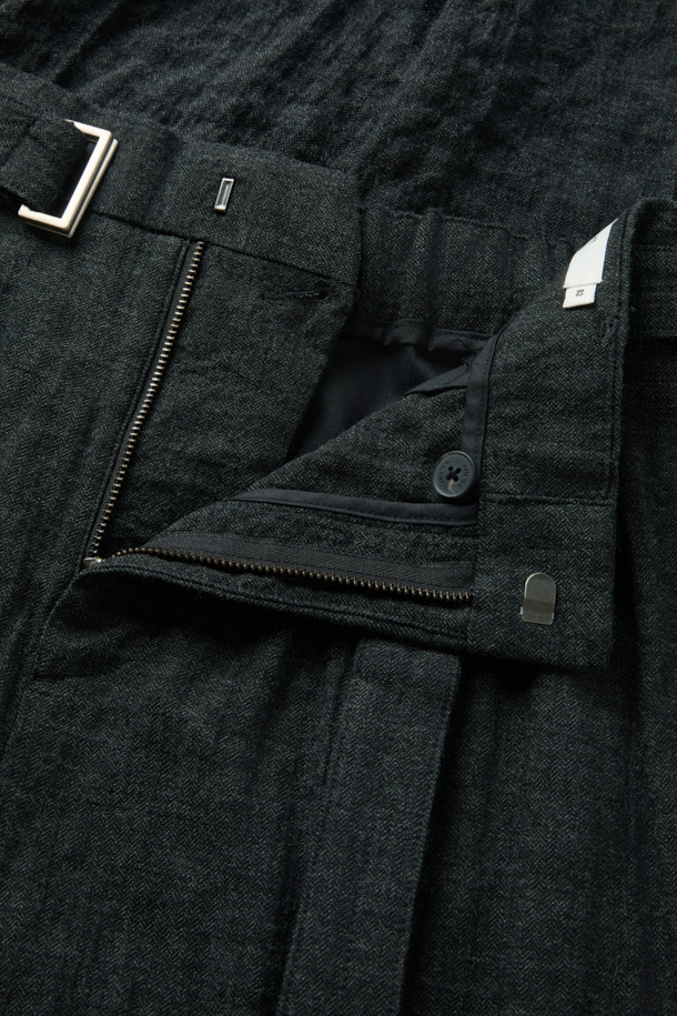 세련된 무드의 울 크리즈 와이드 팬츠입니다. 헤링본 패턴의 울 소재로 제작되어 부드러운 촉감과 뛰어난 보온성을 자랑하며, 가을과 겨울에 적합합니다. 허리 뒷면 밴딩과 탈부착 가능한 벨트, 투턱 디테일로 편안하면서도 클래식한 실루엣을 연출합니다. 와이드핏으로 트렌디함을 더하여 출근룩, 오피스룩, 겨울 데일리룩 등 다양한 스타일에 활용하기 좋습니다. 미니멀하고 시크한 스타일을 선호하는 분들께 추천합니다.
