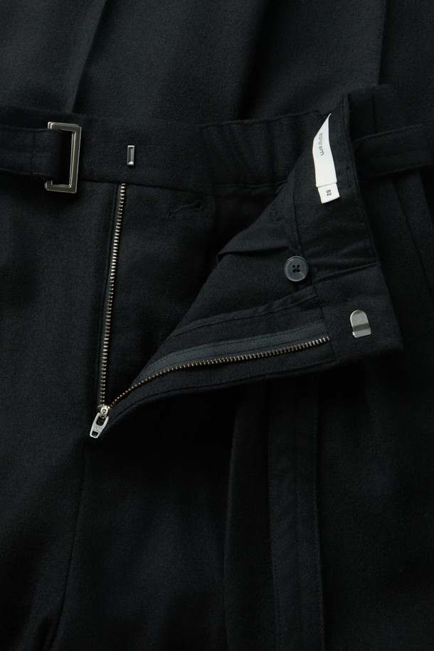 부드러운 울 소재의 블랙 컬러 울 벨트 와이드 팬츠입니다. 탈부착 가능한 벨트와 투턱 디테일이 특징이며, 은은한 광택으로 세련된 무드를 연출합니다. 넉넉한 루즈핏과 두꺼운 두께감으로 겨울철에도 따뜻하게 착용 가능하며, 출근룩, 데일리룩, 오피스룩 등 다양한 TPO에 활용하기 좋습니다. 클래식, 미니멀, 시크 스타일을 즐겨 입는 분들께 추천합니다.
