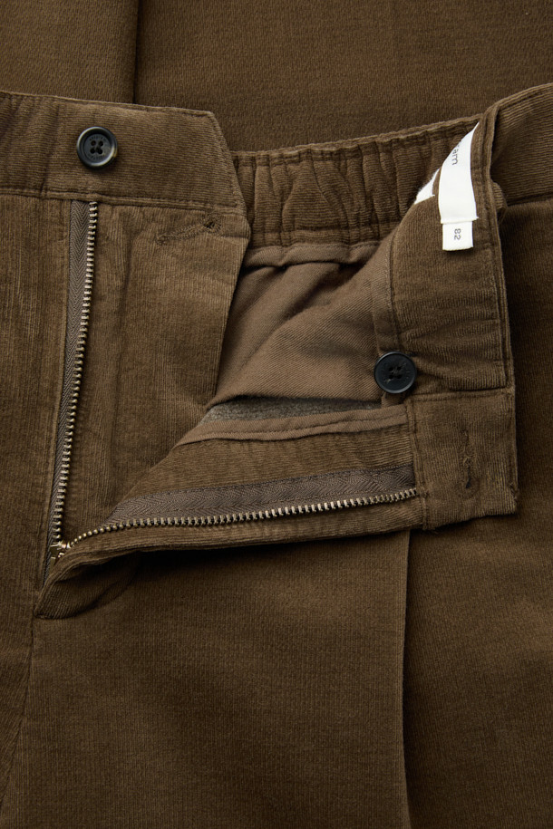 부드러운 브러시드 코튼 소재의 위켄드 팬츠입니다. 겨울 시즌에 적합하며, 베이직하고 캐주얼한 스타일을 연출합니다. 톤 다운된 브라운 컬러의 긴 기장, 테이퍼드 핏으로 세련된 핏을 선사합니다. 뒷면 허리 밴딩과 스트레치 원단으로 편안한 착용감을 제공하며, 원턱 디테일과 입체적인 실루엣으로 완성도를 높였습니다. 데일리룩, 출근룩으로 활용하기 좋은 아이템입니다.
