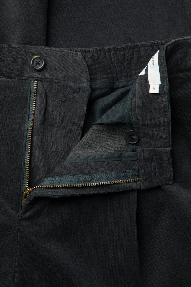 부드러운 브러시드 코튼 소재로 제작되어 포근한 착용감을 선사하는 '브러시드 코튼 위켄드 팬츠'입니다. 허벅지 부분에 여유를 주어 편안한 활동성을 제공하며, 뒷면 허리 밴딩으로 더욱 안정감 있는 핏을 연출합니다. 베이직한 디자인에 원턱 디테일을 더해 클래식하면서도 미니멀한 스타일을 완성합니다. 벨벳 터치 가공으로 부드러운 촉감을 느낄 수 있으며, 데일리룩부터 출근룩, 비즈니스 캐주얼까지 폭넓게 활용 가능합니다. 겨울철, 따뜻하고 스타일리시한 코디를 위한 필수 아이템입니다.
