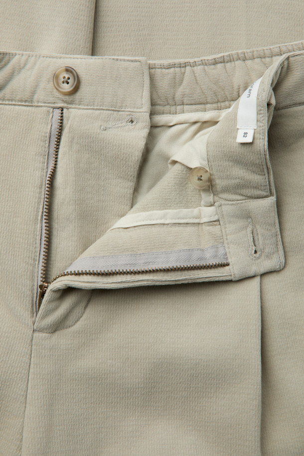 부드러운 브러시드 코튼 소재로 제작되어 포근한 착용감을 선사하는 브러시드 코튼 릴렉스 팬츠입니다. 다크 네이비, 다크 브라운, 라이트 베이지 세 가지 색상으로 출시되어 데일리룩과 비즈니스 캐주얼, 출근룩에 모두 잘 어울립니다. 릴렉스핏과 와이드핏으로 편안함을 강조했으며, 벨벳 터치 가공과 스트레치 원단으로 활동성을 높였습니다. 뒷밴딩 처리와 원턱 디테일, 고밀도 코튼 소재로 완성되어 미니멀, 클래식한 스타일을 연출하기 좋습니다.
