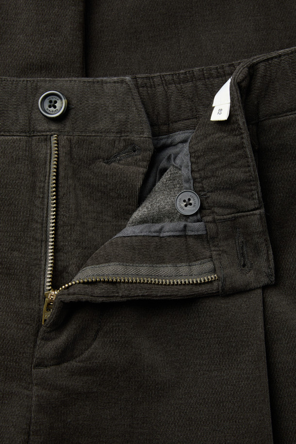 부드러운 벨벳 터치 가공으로 포근한 착용감을 선사하는 브러시드 코튼 릴렉스 팬츠입니다. 다크 네이비, 다크 브라운, 라이트 베이지 세 가지 색상으로 출시되어 데일리룩부터 비즈니스 캐주얼까지 폭넓게 활용 가능합니다. 릴렉스 핏과 와이드 실루엣으로 편안함을 강조했으며, 뒷밴딩 처리로 활동성을 높였습니다. 넉넉한 핏과 원턱 디테일이 멋스러운 스타일을 연출하며, 스트레치 소재를 사용하여 편안한 착용감을 제공합니다. 겨울 시즌, 클래식, 미니멀, 캐주얼 등 다양한 스타일을 즐기기에 좋은 치노 팬츠입니다.
