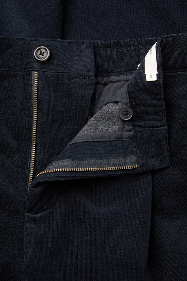 부드러운 브러시드 코튼 소재로 제작되어 포근한 착용감을 선사하는 브러시드 코튼 릴렉스 팬츠입니다. 다크 네이비, 다크 브라운, 라이트 베이지 세 가지 색상으로 출시되어, 데일리룩부터 비즈니스 캐주얼까지 폭넓게 활용 가능합니다. 릴렉스 핏과 와이드 실루엣으로 편안함을 강조했으며, 뒷밴딩과 원턱 디테일로 활동성을 높였습니다. 벨벳 터치와 고밀도 소재, 스트레치 기능으로 고급스러운 착용감을 경험할 수 있는 겨울철 머스트 해브 아이템입니다. 클래식, 미니멀, 캐주얼 스타일을 즐기는 분들께 추천합니다.
