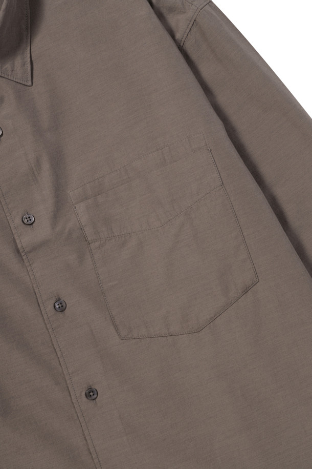 울 블렌디드 오버핏 셔츠는 부드러운 촉감의 울, 코튼, 텐셀 혼방 소재로 제작되어 편안한 착용감을 선사합니다. 다크그레이, 라이트그레이, 브라운 세 가지 색상으로 출시되었으며, 간절기와 초겨울에 적합합니다. 여유로운 핏과 넉넉한 기장감, 간결한 스티치, 미니멀한 디자인이 특징이며, 자연스러운 드레이프가 멋스러운 실루엣을 연출합니다. 출근룩, 비즈니스 캐주얼, 모임룩 등 다양한 TPO에 활용 가능하며, 미니멀, 클래식, 시크 스타일을 즐기는 분들께 추천합니다.
