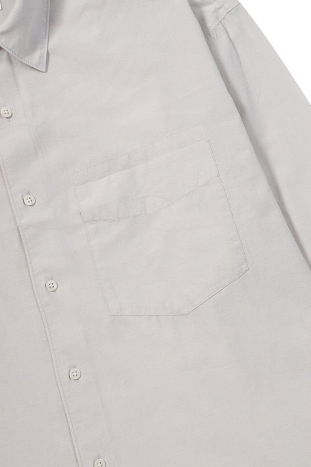 울 블렌디드 오버핏 셔츠는 부드러운 촉감의 울, 코튼, 텐셀 혼방 소재로 제작되어 간절기부터 초겨울까지 착용하기 좋습니다. 라이트 그레이, 브라운, 다크 그레이 세 가지 색상으로 출시되었으며, 여유 있는 오버핏과 레귤러 기장으로 편안한 착용감을 선사합니다. 간결한 스티치와 자연스러운 드레이프 디테일이 특징이며, 두꺼운 두께감으로 실용성을 더했습니다. 미니멀하고 시크한 스타일로, 출근룩, 겨울 데일리룩, 비즈니스 캐주얼 등 다양한 TPO에 활용 가능합니다. 클래식한 무드를 연출하기에도 좋습니다.
