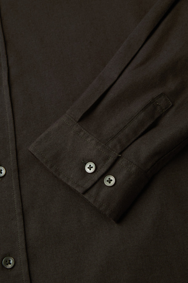 가을, 겨울 시즌에 어울리는 남성용 오버핏 솔리드 셔츠입니다. 브라운, 화이트 두 가지 색상으로 출시되었으며, 차이나칼라 디자인으로 캐주얼, 미니멀, 클래식한 스타일을 연출할 수 있습니다. 부드러운 코튼, 레이온, 기모 소재 혼방으로 제작되어 포근한 착용감을 선사하며, 얇은 두께감으로 간절기에도 부담 없이 즐겨 입기 좋습니다. 여유 있는 품과 긴 소매 기장으로 편안함과 스타일을 모두 잡은 데일리 셔츠입니다.
