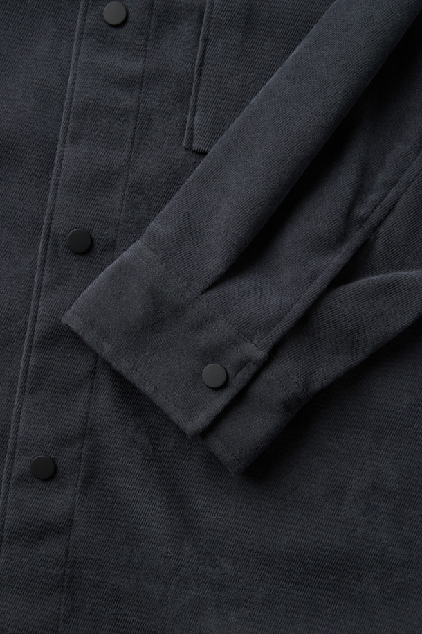 미니멀한 디자인이 돋보이는 남성용 오버핏 셔츠입니다. 블랙 컬러의 무지 셔츠로, 간절기에 착용하기 적합하며, 부드러운 촉감의 폴리우레탄 소재로 제작되었습니다. 아우터형 셔츠로 활용 가능하며, 브러싱 가공과 트윌 조직으로 고급스러움을 더했습니다. 넉넉한 핏과 아웃포켓 디자인으로 편안함과 스타일리시함을 동시에 잡았습니다. 데이트룩, 카페룩 등 다양한 상황에서 미니멀, 클래식, 시크한 스타일을 연출할 수 있습니다.
