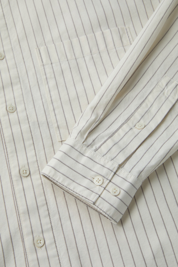 부드러운 옥스포드 코튼 소재로 제작된 남성용 옥스포드 스트라이프 셔츠입니다. 다크 브라운 핀 스트라이프 패턴과 화이트, 브라운 두 가지 색상으로 출시되어 클래식하면서도 베이직한 무드를 연출합니다. 30수 원단의 코튼 100%로 제작되어 봄, 가을 시즌에 적합하며, 여유 있는 오버핏으로 편안한 착용감을 선사합니다. 카라 디자인과 긴 소매 기장으로 데이트룩, 오피스룩, 비즈니스 캐주얼 등 다양한 TPO에 활용 가능합니다. 미니멀하고 클래식한 스타일을 즐기는 남성분들께 추천합니다.
