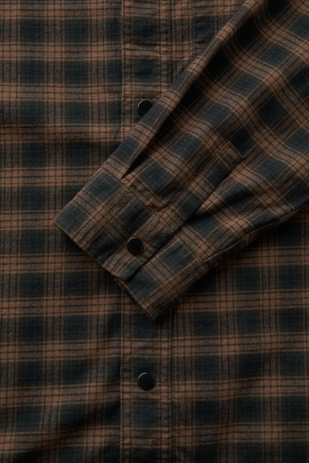 SOMELOS(소메로스) 체크 셔츠는 레드와 브라운 두 가지 컬러로 제공되며, 간절기에 따뜻한 터치감을 선사하는 부드러운 소재의 긴소매 셔츠입니다. 클래식하면서도 세련된 무드를 연출하며, 오버핏으로 제작되어 편안한 착용감을 제공합니다. 브러쉬 가공으로 부드러움을 더했으며, 레이어링이 가능하여 다양한 스타일링을 시도할 수 있습니다. 데이트룩, 가을 나들이룩에 활용하기 좋으며, 캐주얼, 미니멀 스타일을 즐겨 입는 분들께 추천합니다. 아우터로도 활용 가능하여 활용도가 높습니다.
