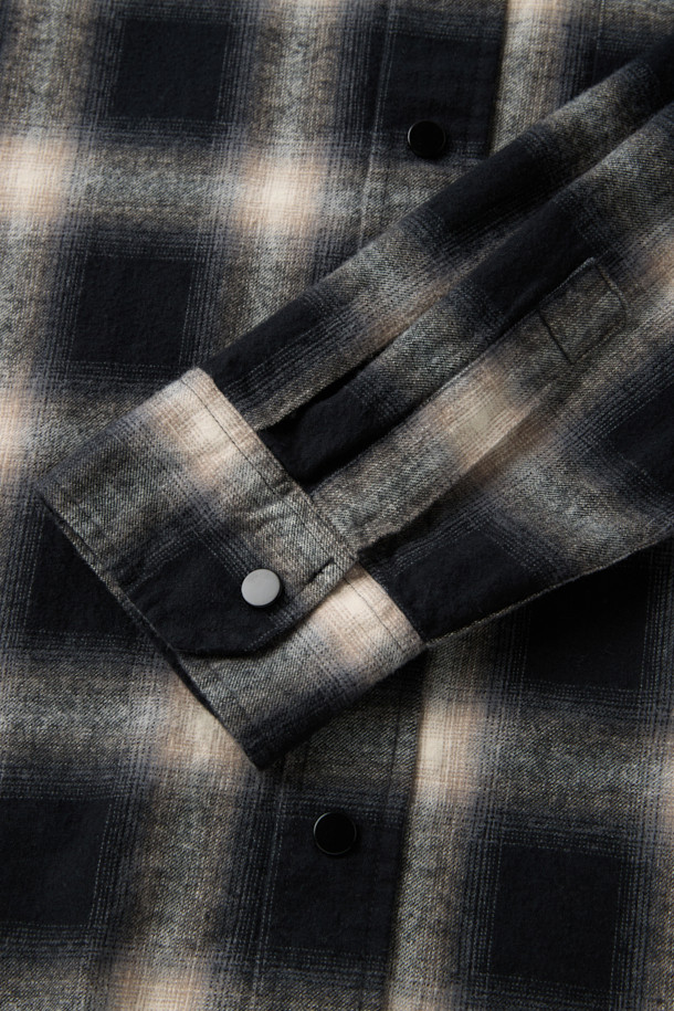 **옴브레 체크 셔츠**는 다크 네이비 컬러의 남성용 셔츠로, 가을과 초겨울에 적합합니다. 베이직한 스타일을 기반으로 하며, 오버핏의 레귤러 기장으로 편안한 착용감을 선사합니다. 코튼 100% 소재에 브러싱 가공을 더해 부드러운 촉감과 기모감을 느낄 수 있습니다. 플랩 포켓 디테일이 돋보이며, 체크와 옴브레 패턴이 조화롭게 어우러져 클래식, 캐주얼, 미니멀 룩 연출에 용이합니다. 가을 나들이룩, 겨울 데일리룩, 데이트룩 등 다양한 TPO에 활용할 수 있습니다.
