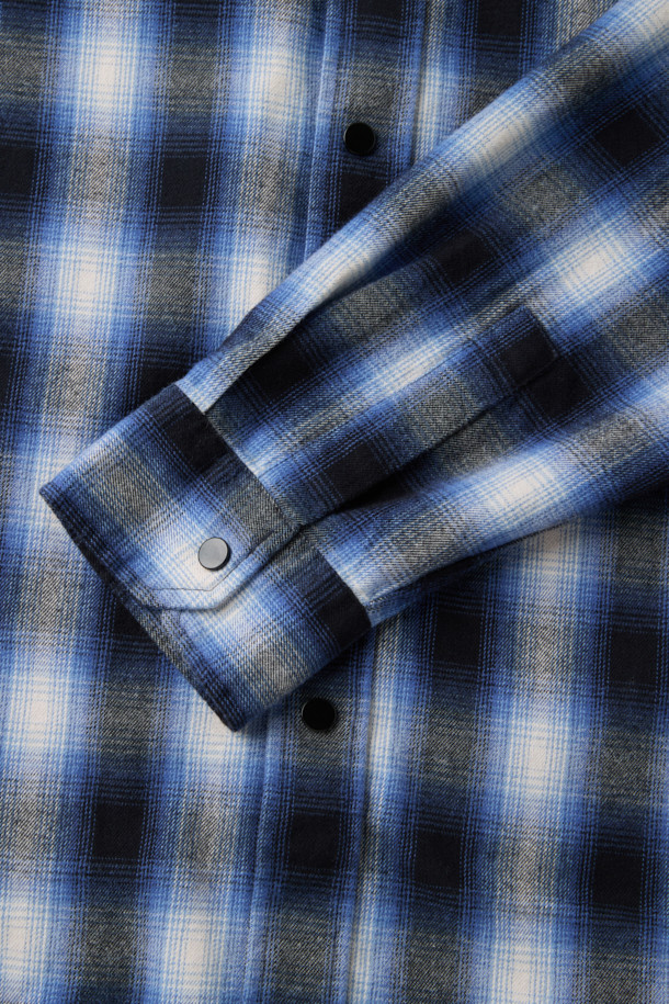 블루 옴브레 체크 셔츠는 부드러운 촉감의 면 100% 소재로 제작되어 가을, 초겨울에 따뜻하게 입을 수 있습니다. 캐주얼 스타일의 오버핏 셔츠로, 브러싱 가공과 기모감으로 포근함을 더했습니다. 셔츠형 아우터로도 활용 가능하며, 체크와 옴브레 패턴이 어우러져 트렌디한 느낌을 줍니다. 가을 나들이룩이나 겨울 데일리룩에 클래식, 미니멀 무드로 연출하기 좋습니다. 긴 소매 기장으로 다양한 스타일링이 가능합니다.
