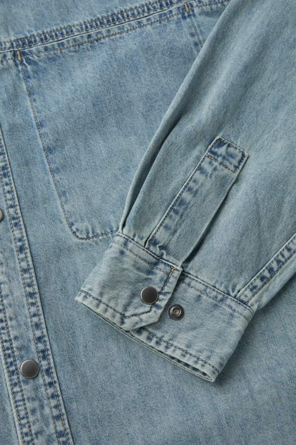 인디고 데님 셔츠는 남성용 상의로, 캐주얼하고 베이직한 스타일을 연출합니다. 봄, 가을에 적합하며, 부드러운 촉감의 8.5oz 코튼 데님 소재로 제작되었습니다. 베이지 틴트 워싱과 브러쉬 마감으로 빈티지한 느낌을 더했으며, 드롭 숄더와 오버핏으로 편안한 착용감을 제공합니다. 산책룩, 카페룩과 같은 데일리 스타일에 미니멀한 무드를 더해줍니다. 스냅 단추 여밈 방식의 긴소매 셔츠입니다.
