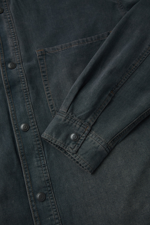 **그레이 워시드 데님 셔츠**는 캐주얼과 미니멀, 클래식 스타일을 아우르는 공용 데님 셔츠입니다. 8oz 데님 원단으로 제작되어 부드러운 촉감을 선사하며, 봄, 가을에 가볍게 걸치기 좋습니다. 오버핏에 칼라 디테일, 긴 소매 기장으로 편안한 착용감을 제공하며, 브라운 스티치 포인트가 돋보입니다. 동네 마실룩에 적합하며, 사이드 포켓과 앞판 포켓으로 실용성을 더했습니다.
