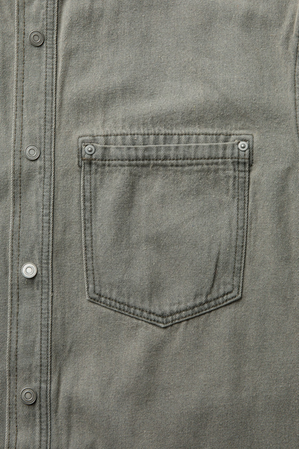 10oz 블랙 데님 소재의 워시드 컬러 데님 셔츠입니다. 오버핏과 루즈핏으로 편안한 착용감을 선사하며, 간절기와 초겨울에 적합한 두꺼운 두께감으로 제작되었습니다. 빈티지 스타일을 살린 워크웨어 디테일과 사이드 포켓, 아웃포켓, 보강 스티치, 리벳 디테일이 특징입니다. 탄탄하면서도 유연한 촉감의 데님 소재로 제작되어 내구성이 뛰어나며, 스냅 버튼 여밈 방식으로 간편하게 착용할 수 있습니다. 가을 나들이룩이나 겨울 데일리룩에 워크웨어, 캐주얼, 미니멀 스타일을 더해 멋을 낼 수 있습니다.
