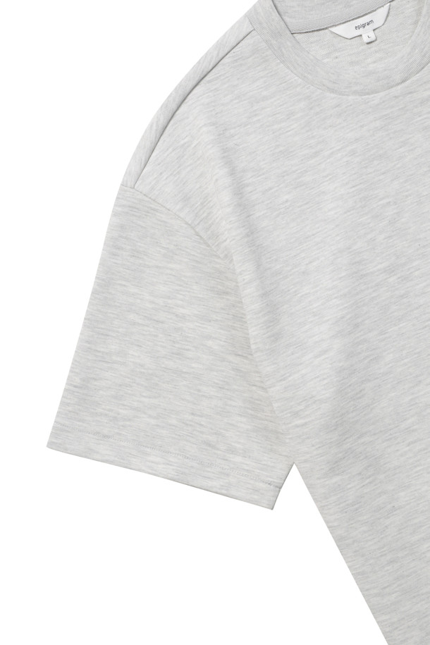 밀도감 있는 더블페이스 원단으로 제작되어 포근함이 느껴지는 반팔 티셔츠입니다. 멜란지 라이트 그레이, 다크 브라운 두 가지 색상으로 출시되었으며, 가을 시즌 일상복으로 활용하기 좋습니다. 세미 오버핏으로 어깨와 품에 여유가 있어 편안한 착용감을 선사합니다. 면 소재로 제작되어 부드러운 촉감을 자랑하며, 몸에 달라붙지 않아 쾌적하게 입을 수 있습니다. 캐주얼, 미니멀, 클래식 스타일을 즐기는 분들께 '동네 마실룩' 또는 '가을 나들이룩'으로 추천합니다.
