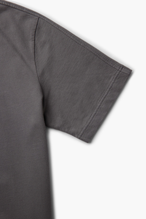 천연 염색 기법으로 은은한 멋을 더한 "천연다잉 스웻 반팔 티셔츠 (set-up)"입니다. 부드러운 면 소재의 루즈핏, 오버핏으로 편안한 착용감을 선사하며, 바이오 워싱 가공을 통해 자연스러운 질감을 살렸습니다. 라운드넥 디자인에 래글런 절개, 밑단 시보리, 로고 자수 디테일로 포인트를 주어 캐주얼, 미니멀, 클래식 스타일을 모두 소화할 수 있습니다. 동네 마실룩, 여행룩 등 다양한 TPO에 활용 가능하며, 셋업으로도 연출하여 스타일리시함을 더할 수 있습니다. 봄, 여름 시즌에 시원하게 즐길 수 있는 데일리 티셔츠입니다.
