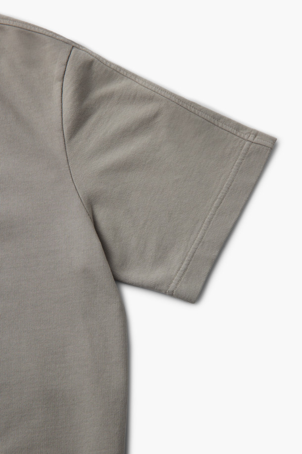 천연 염색으로 은은한 멋을 더한 '천연다잉 스웻 반팔 티셔츠'입니다. 석류와 오배자 염색 기법을 사용하여 자연스러운 컬러감을 연출하며, 부드러운 면 소재로 제작되어 편안한 착용감을 선사합니다. 루즈핏과 오버핏의 넉넉한 실루엣, 래글런 절개, 밑단 시보리, 블루종 스타일의 디자인이 돋보입니다. 로고 자수 디테일로 포인트를 더했으며, 셋업으로도 활용 가능하여 캐주얼하고 미니멀한 스타일을 완성할 수 있습니다. 봄, 여름 시즌 데일리룩은 물론, 동네 마실, 산책, 여행 등 다양한 TPO에 활용하기 좋습니다.
