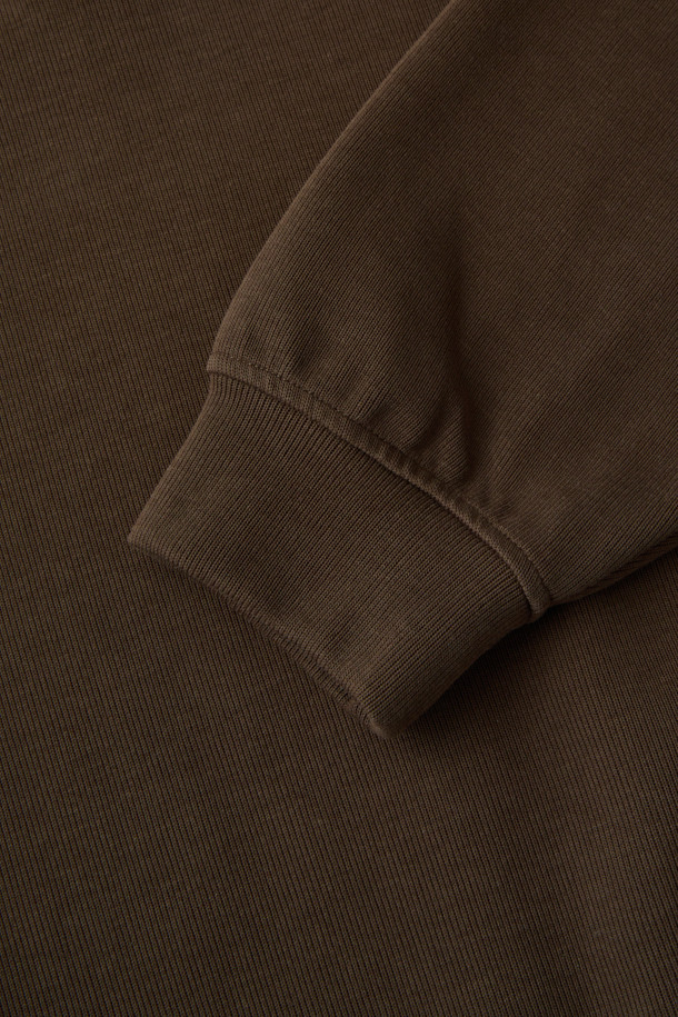 부드러운 촉감의 브라운 컬러 헨리넥 맨투맨입니다. 헨리넥 디자인과 버튼 여밈으로 포인트를 더했으며, 밑단 시보리로 안정적인 핏을 제공합니다. 간절기부터 초겨울까지 착용하기 좋으며, 은은한 광택감이 고급스러운 느낌을 줍니다. 오버핏으로 제작되어 편안함을 선사하며, 단독 착용은 물론 이너용으로도 활용 가능합니다. 캐주얼, 미니멀, 클래식 스타일을 즐겨 입는 분들께 겨울 데일리룩으로 추천합니다.
