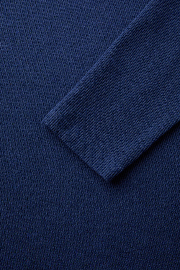 부드러운 촉감이 돋보이는 니티드 라운드넥 티셔츠입니다. 가을, 겨울 시즌 데일리룩, 집콕룩, 산책룩에 활용하기 좋은 베이직 스타일의 오버핏 긴소매 티셔츠입니다. 멜란지 패턴의 아이보리, 다크 그린, 블루 3가지 색상으로 만나보세요. 양면 텍스처 소재에 사카리바 조직, 코마사 코튼, BIO 효소 가공으로 제작되어 고급스러운 퀄리티를 자랑합니다. 밑단 트임 디테일로 활동성을 더했습니다. 미니멀, 캐주얼, 클래식 스타일을 즐겨 입는 분들께 추천합니다.
