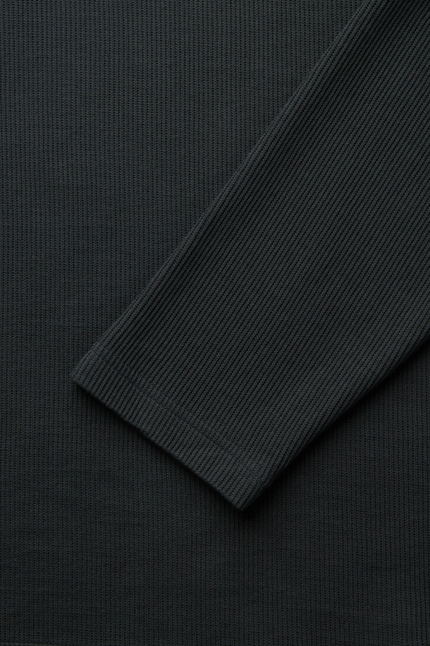 **니티드 라운드넥 티셔츠**

가을, 겨울 시즌에 어울리는 니티드 라운드넥 티셔츠입니다. 아이보리, 다크그린, 블루 세 가지 색상으로 출시되었으며, 데일리룩에 활용하기 좋습니다. 부드러운 촉감의 면 소재에 멜란지 패턴을 적용하여 포근한 느낌을 선사하며, 오버핏과 긴소매 디자인으로 편안한 착용감을 제공합니다. 사카리바 조직과 BIO 효소 가공을 거쳐 완성도를 높였으며, 밑단 트임 디테일로 활동성을 더했습니다. 캐주얼, 미니멀, 클래식 스타일을 즐겨 입는 분들께 추천합니다.
