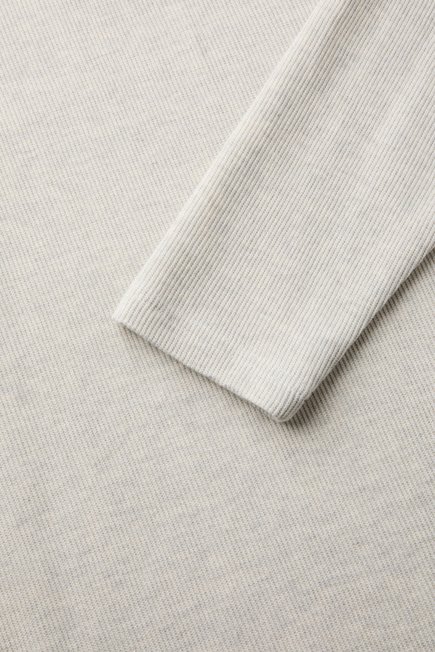 부드러운 촉감의 면 소재로 제작된 니티드 라운드넥 티셔츠입니다. 가을, 겨울 시즌에 어울리는 긴 소매 기장의 오버핏 디자인으로, 베이직한 스타일을 연출합니다. 멜란지 패턴의 아이보리, 다크그린, 블루 세 가지 색상으로 출시되었습니다. 양면 텍스처 소재와 사카리바 조직, BIO 효소 가공으로 제작되어, 밑단 트임 디테일이 특징입니다. 겨울 데일리룩, 집콕룩, 산책룩 등 다양한 TPO에 미니멀, 캐주얼, 클래식 스타일로 활용하기 좋습니다.
