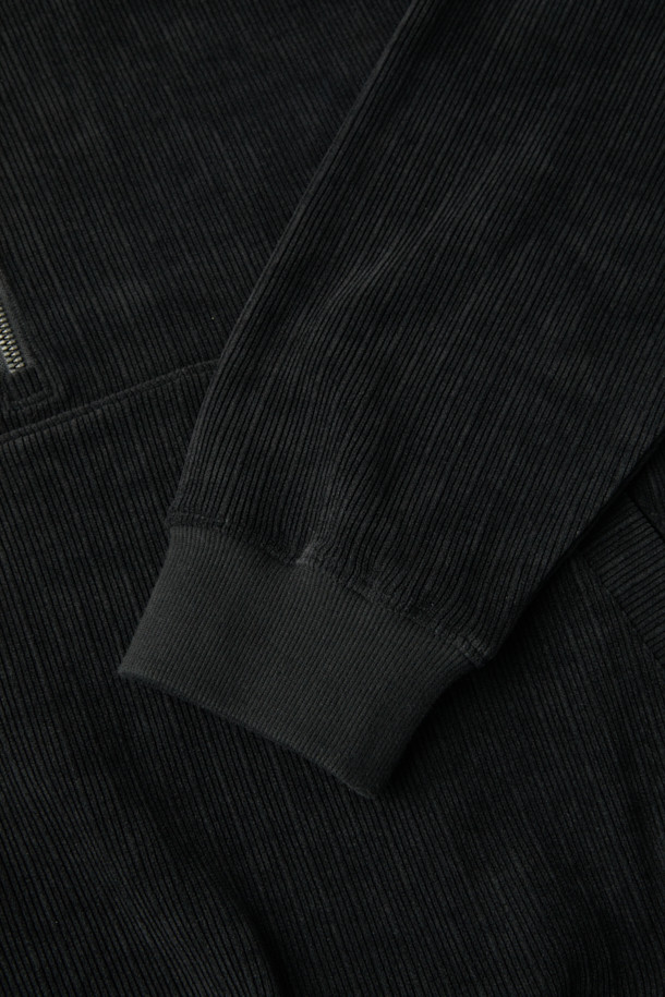 부드러운 코듀로이 소재의 오버핏 집업 맨투맨입니다. 하프넥 디자인과 드롭숄더, 밑단 E-밴드, 스트링 디테일로 캐주얼한 무드를 연출합니다. 가을, 겨울 시즌에 적합하며, 두꺼운 두께감으로 따뜻하게 착용할 수 있습니다. 블랙 컬러, 무지 패턴으로 미니멀하고 클래식한 스타일을 완성하며, 볼륨감 있는 실루엣으로 편안하면서도 스타일리시한 룩을 연출합니다. 일상, 집콕, 산책 등 다양한 TPO에 활용하기 좋습니다.
