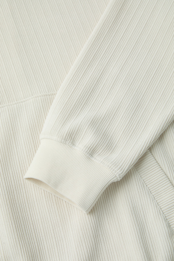 부드러운 코듀로이 소재로 제작된 남성용 집업 맨투맨입니다. 오버핏으로 트렌디한 스타일을 연출하며, 드롭숄더와 밑단 E-밴드로 편안한 착용감을 선사합니다. 하프넥 디자인과 두꺼운 두께감으로 가을, 겨울철 따뜻하게 입을 수 있습니다. 무지 디자인에 스트링 디테일을 더해 캐주얼하고 미니멀한 스타일을 완성하며, 데일리룩, 집콕룩, 산책룩 등 다양한 TPO에 활용하기 좋습니다. 화이트, 아이보리 두 가지 색상으로 만나보세요.
