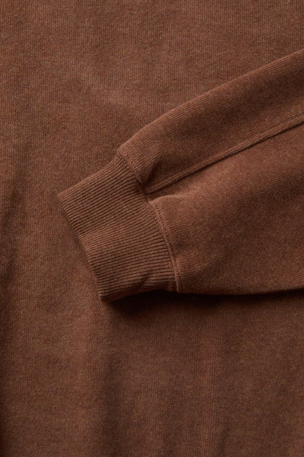 사카리바 오버핏 절개 맨투맨은 부드러운 촉감의 사카리바 소재를 사용하여 겨울에도 따뜻하게 착용할 수 있습니다. 멜란지 원사를 사용한 차콜, 라이트카키, 브라운 세 가지 색상으로 출시되었으며, 두꺼운 두께감과 밀도 높은 조직감으로 보온성을 높였습니다. 등판 절개 디테일과 블루종 스타일 밑단이 특징이며, 미니멀, 클래식, 캐주얼 등 다양한 스타일을 소화할 수 있습니다. 넉넉한 오버핏으로 편안한 착용감을 선사하며, 라운드넥과 긴소매 디자인으로 겨울 데일리룩, 집콕룩, 산책룩에 적합합니다. 
