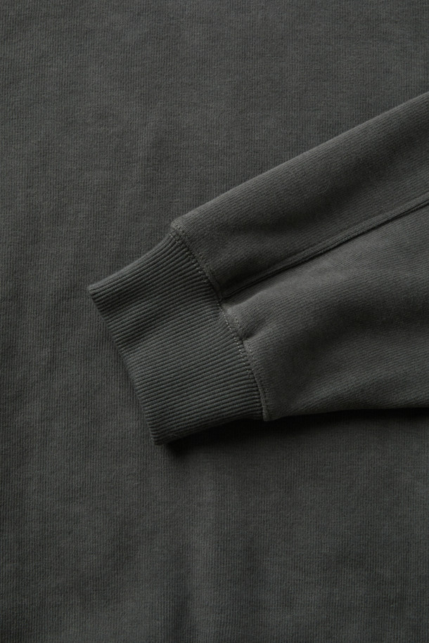 사카리바 소재로 제작된 오버핏 절개 맨투맨입니다. 부드러운 피치 터치감과 밀도 높은 조직감으로 겨울철에도 따뜻하게 착용 가능합니다. 멜란지 원사를 사용하여 은은한 멋을 더했으며, 넉넉한 오버핏으로 편안한 착용감을 제공합니다. 블루종 스타일 밑단과 등판 절개 디테일이 특징이며, 라운드넥과 긴소매, 차콜, 라이트카키, 브라운 세 가지 색상으로 만나보실 수 있습니다. 미니멀, 클래식, 캐주얼 스타일 모두 소화 가능하며, 겨울 데일리룩, 집콕룩, 산책룩에 활용하기 좋습니다.
