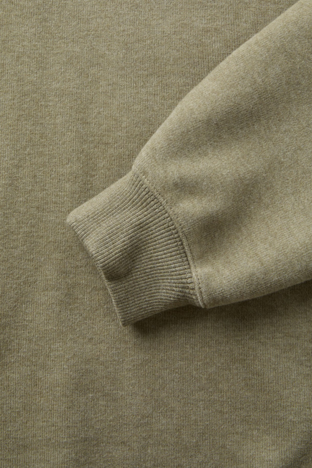 사카리바 오버핏 절개 맨투맨은 부드러운 피치 터치감과 멜란지 원사를 사용하여 포근함을 더한 겨울철 필수 아이템입니다. 밀도 높은 조직감과 보온성이 우수하며, 툭 떨어지는 오버핏으로 편안한 착용감을 선사합니다. 블루종 스타일의 밑단과 등판 절개 디테일로 포인트를 주고, 라운드넥과 긴 소매, 리브 마감으로 깔끔하게 마무리했습니다. 차콜, 라이트카키, 브라운 세 가지 색상으로 출시되어 미니멀, 캐주얼, 클래식 등 다양한 스타일을 연출할 수 있으며, 겨울 데일리룩, 집콕룩, 산책룩에 모두 잘 어울립니다.
