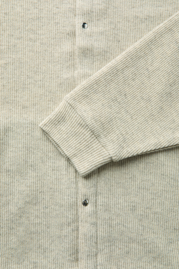 부드러운 울 소재로 제작되어 포근한 착용감을 선사하는 울저지 라운드 가디건입니다. 베이지 색상으로 어떤 룩에도 매치하기 쉬우며, 가을, 겨울 시즌 데일리룩과 카페룩에 활용하기 좋습니다. 미니멀한 스타일을 추구하는 분들께 추천하며, 오버핏 디자인으로 편안한 착용감을 제공합니다. 사이드 포켓과 반래글런 소매 디테일, 블루종 밑단으로 포인트를 더했습니다. 버튼 여밈 방식으로 간편하게 착용할 수 있습니다.
