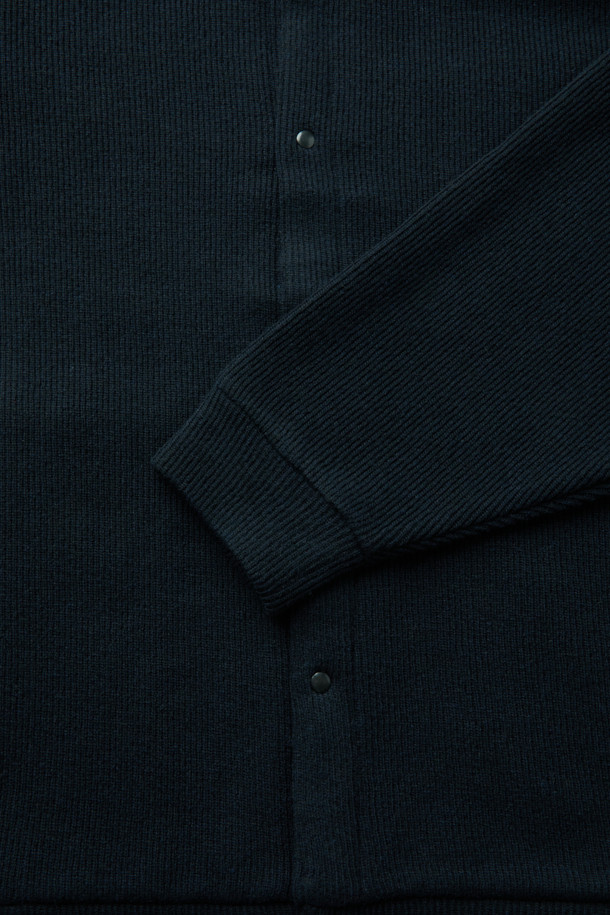 부드러운 촉감의 울 소재로 제작된 울저지 라운드 가디건입니다. 봄, 가을 간절기에 착용하기 좋으며, 미니멀하고 베이직한 스타일을 선호하는 분들께 추천합니다. 오버핏으로 편안한 착용감을 선사하며, 사이드 포켓과 반래글런 소매, 블루종 밑단 디테일이 돋보입니다. 프리미엄 울 블렌디드 사카리바 저지 소재로 제작되어 신축성이 뛰어나 활동성이 좋습니다. 데이트룩이나 카페룩 등 다양한 TPO에 활용하기 좋은 아이템입니다.
