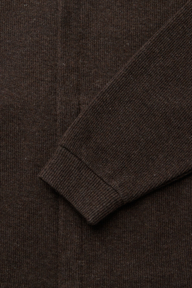 부드러운 울 소재의 남성용 브라운 컬러 울저지 카라 집업 가디건입니다. 가을과 겨울, 두 계절에 걸쳐 활용하기 좋은 두꺼운 두께감과 오버핏으로 제작되었습니다. 미니멀하고 베이직한 스타일로, 히든 지퍼와 사이드 포켓 디테일이 돋보입니다. 데이트룩, 카페룩 등 다양한 TPO에 매치하여 클래식하면서도 캐주얼한 분위기를 연출할 수 있습니다. 긴 소매 기장과 카라 플라켓 디자인으로 포인트를 더했습니다.
