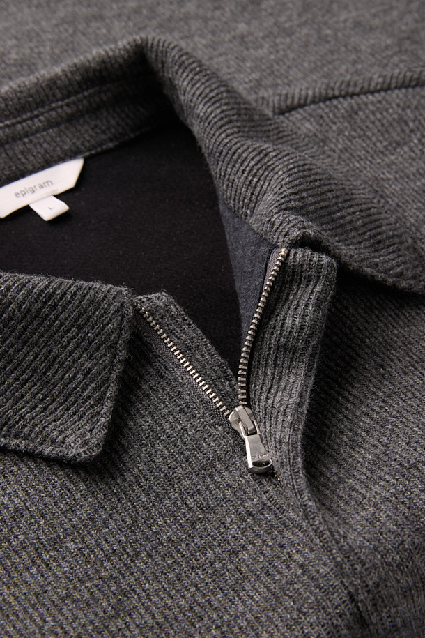 부드러운 울 소재의 남성용 울저지 카라 집업 가디건입니다. 포근한 두께감과 긴 소매 기장으로 가을, 겨울철 데일리룩에 활용하기 좋습니다. 미니멀하고 베이직한 스타일의 무지로, 히든 지퍼와 카라 플라켓, 사이드 포켓 디테일이 특징입니다. 오버핏으로 편안하게 착용 가능하며, 울 블렌디드 니트 조직으로 제작되어 신축성 또한 뛰어납니다. 집콕룩, 카페룩 등 다양한 TPO에 맞춰 클래식하고 캐주얼하게 연출해보세요.
