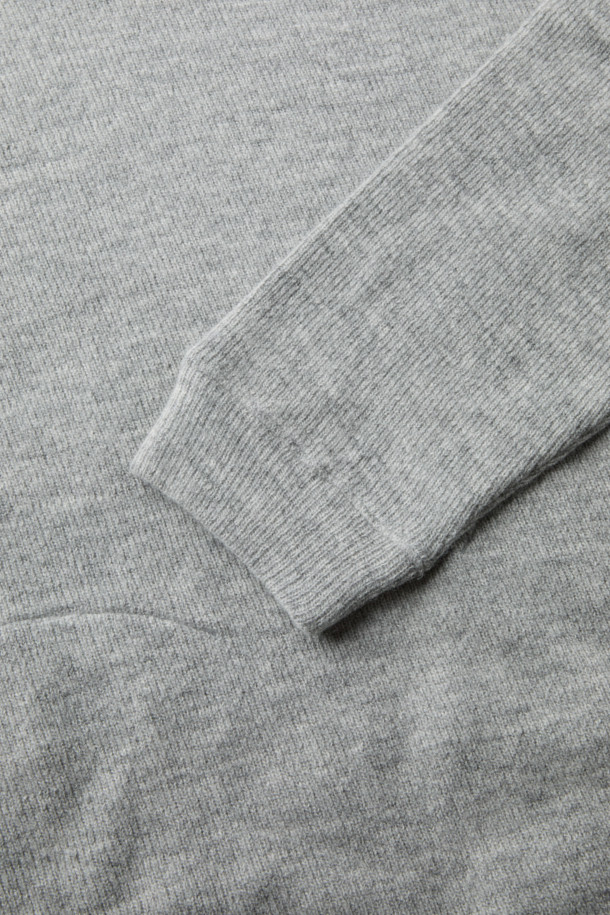 부드러운 울 블렌디드 소재의 후드 티셔츠입니다. 라이트 그레이와 멜란지 두 가지 색상으로 제공되며, 가을, 겨울철 일상에서 캐주얼하게 활용하기 좋습니다. 넉넉한 핏과 니트 짜임으로 편안함을 더하며, 레이어드하여 보온성을 높일 수 있습니다. 데일리룩, 집콕룩, 산책룩 등 다양한 TPO에 맞춰 미니멀하고 클래식한 스타일을 연출해보세요. 관리 또한 용이하여 실용적인 아이템입니다.
