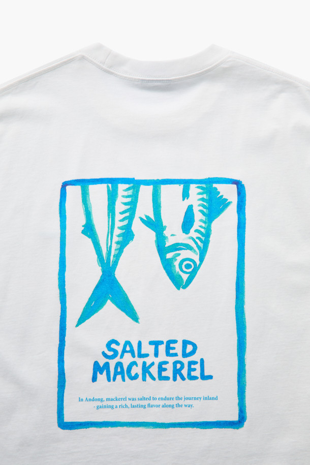 안동 간고등어 그래픽이 돋보이는 캐주얼 티셔츠입니다. 부드러운 면 소재로 제작되어 편안한 착용감을 선사하며, 여유 있는 핏과 드롭 숄더 디자인으로 편안한 활동성을 보장합니다. 다크네이비와 화이트 두 가지 색상으로 출시되었으며, 엔자임 및 실리콘 가공을 통해 형태 유지 및 부드러운 촉감을 더했습니다. 등판에는 안동 간고등어 아트워크 나염 프린팅이 적용되어 감각적인 디자인을 완성했습니다. 동네 마실룩, 여행룩 등 다양한 TPO에 미니멀하고 클래식한 스타일로 활용하기 좋습니다.
